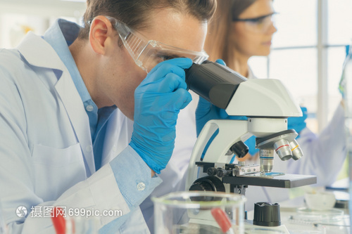 一家西方科学夫妇在实验室或中在技术医学化保健研究实验科学等领域研究测试管以分析和开发共生19疫苗
