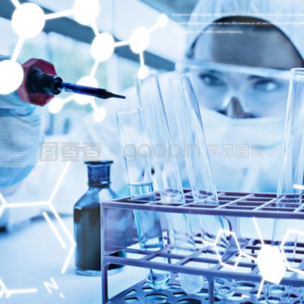 受保护的女科学家将蓝色液体滴入试管的合成图像